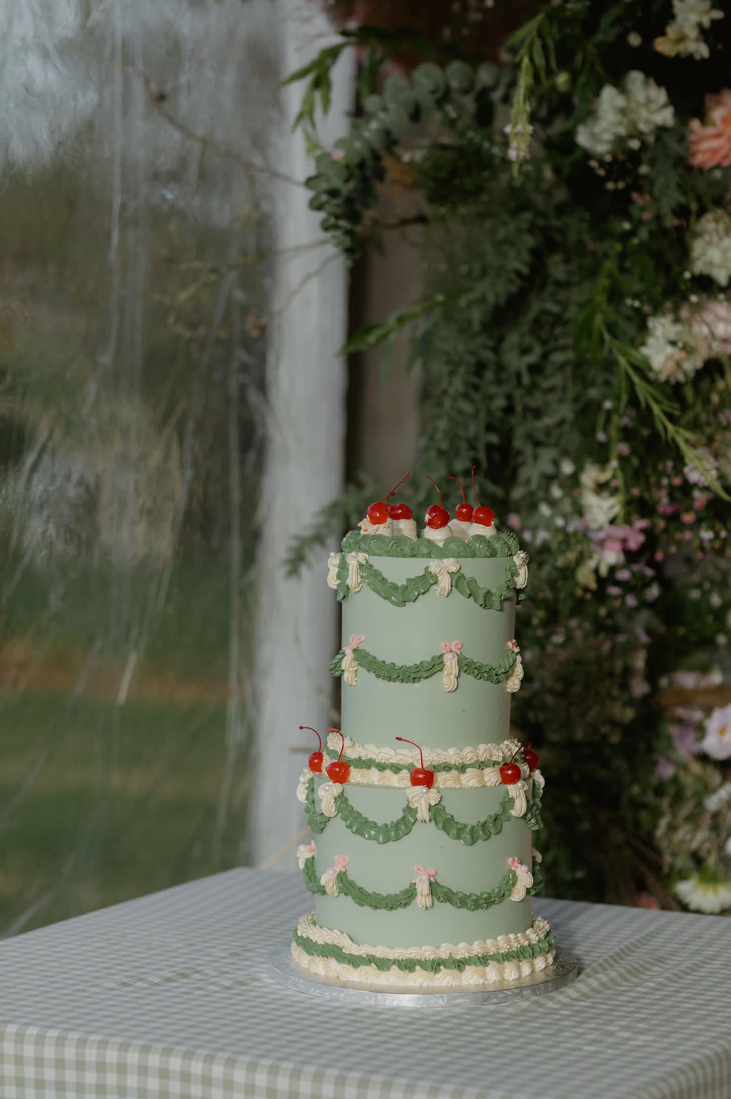 2 tier vintage cake